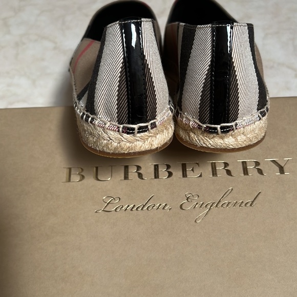 Burberry Shoes new with box and one dust bag only - Picture 4 of 9